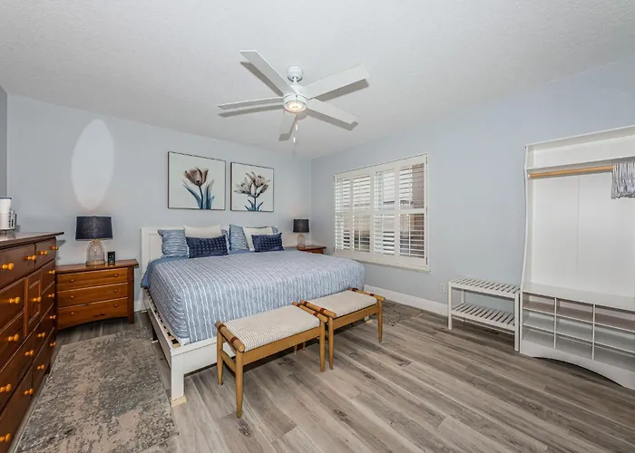 Peaceful Beachfront 30' Deck With Sweeping Views Apartment *